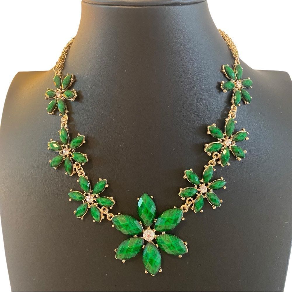 Amrita Beautiful Green Faceted Flower Necklace.